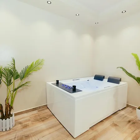 Luxury With Hot Tub - The Nest ティラナ