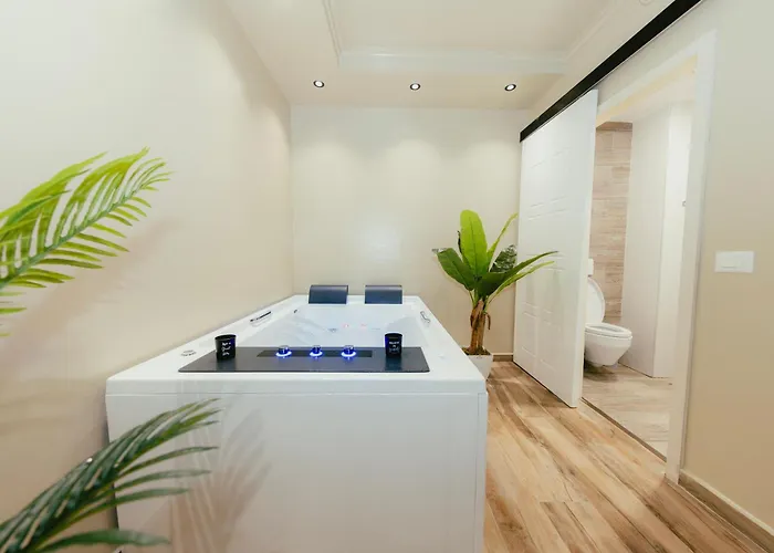 Luxury With Hot Tub - The Nest Tirana